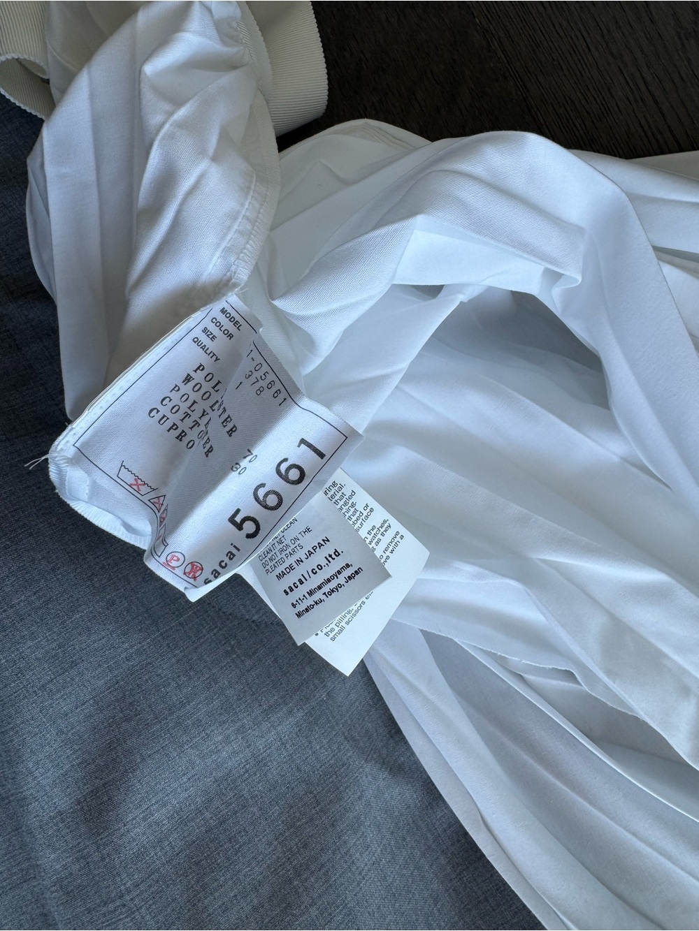 Sacai Two-Tone Grey and White Pleated Skirt - Picture 3 of 6